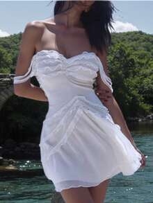 纯色露肩褶饰不对称荷叶边下摆性感飘逸连衣裙，适合婚礼宾客、返校季穿着