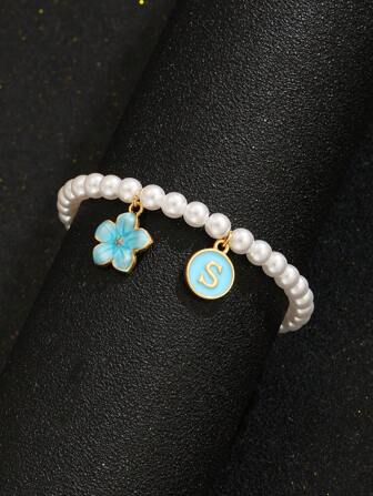 1 stuk delicate elegante mode blauwe vijfbladige bloem ronde 26 initialen zinklegering multi-hanger imitatie parel handgemaakte kralen armband voor kinderen, meisjes, familie, vrienden, zomer, reizen, straatmode enkelvoudig item sieraden, geschikt voor dagelijkse decoratie, vakantie verjaardagscadeau, kindersieraden