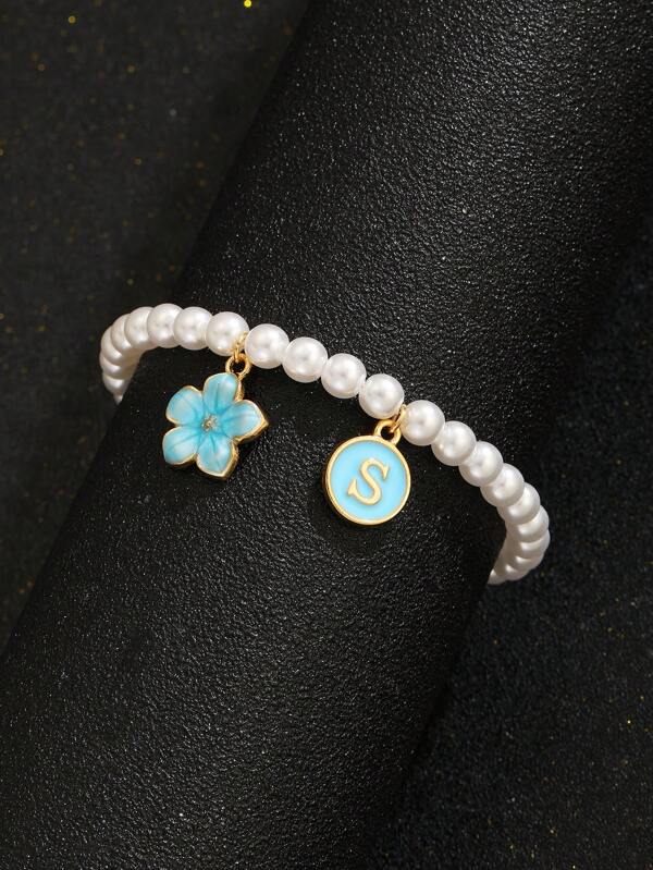 1 pièce Bracelet élégant et délicat en alliage de zinc, avec 5 fleurs bleues rondes, 26 initiales, pendentifs multiples, perle de culture et perles faites main. Convient pour les enfants, les filles, la famille, les amis, l'été, les voyages, la mode de rue. Article de bijouterie adapté à la décoration quotidienne, aux cadeaux d'anniversaire, de vacances et de joaillerie pour enfants