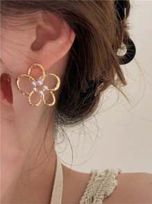 1 Pair Metal Flower Hollow With Pearl Earrings, European & American Style Personalized Fashion Ear Studs For Women And Girls, Suitable For Travel, Wedding, Party, Birthday, Christmas Gift