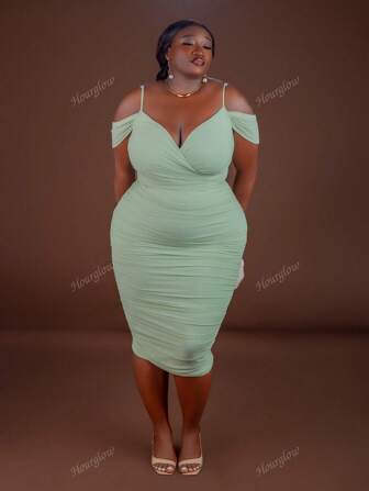 Hourglow Vestido con tirantes de espagueti en unicolor y plisado, talla grande. Vestidos de cumpleaños para mujeres