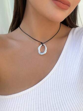 1 件女士金属镂空不对称几何心形吊坠项链，复古时尚休闲街头派对珠宝