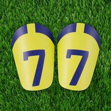 1 对 7 号图案足球护腿板 - 紧凑、轻便、弧形设计，穿着舒适，男女通用足球配件