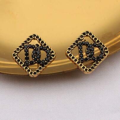 1对时尚水钻植绒方形字母耳环，适合日常佩戴