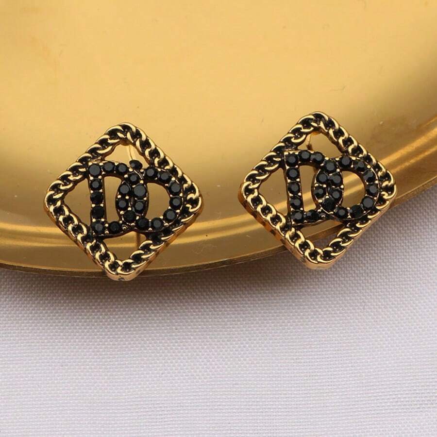 1 par de pendientes cuadrados con letras con pedrerías y terciopelo, apropiados para uso diario