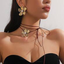 3 件休闲创意花朵吊坠项链耳环新款金色合金颈链女式新款魅力节日派对珠宝夸张立体褶皱金属花朵颈链个性花朵项链