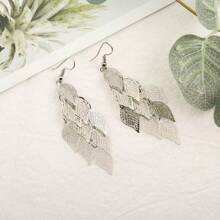 1 par de pendientes de mujer con colgante vintage con hojas huecas y flecos de color aleatorio
