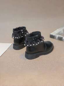 زوج من بوت الأطفال ذات الكعب المنخفض والأصابع المستديرة، مزينة بالخرز والشريط الدانتيل، من الجلد الصناعي الدافئ، بطراز أميرة حلو، مناسبة للاستخدام اليومي والحفلات والعطلات