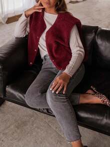 Cárdigan informal de mujer con botones y sin mangas de un solo color