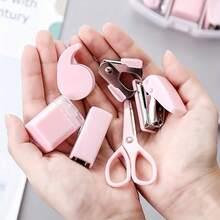 Juego portátil de 8 piezas para oficina y escuela que incluye: grapadora, perforadora, clip de grapas, cinta adhesiva pequeña, estuche de lápices, tijeras y 500 grapas. Útiles escolares para vuelta al colegio.