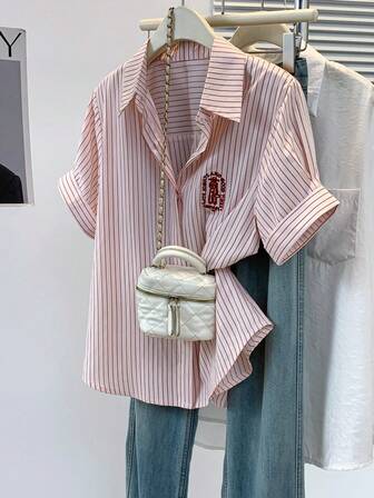 Randig, broderad, kortärmad skjorta med knappar framtill