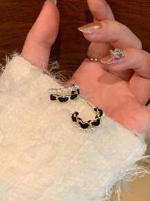 1pc Black Velvet Pearl Decor C-Type Hoop Earrings, Suitable For Women's Daily Wear