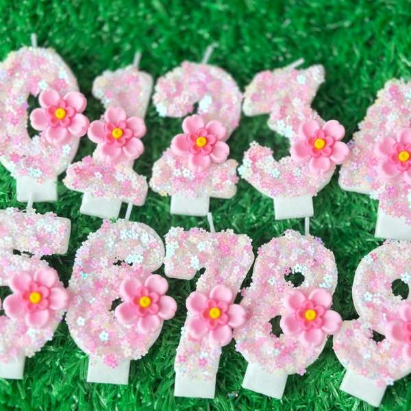 Encantadoras velas con números en purpurina rosa - decoradas con adorables detalles florales. Perfectas para cumpleaños, aniversarios y todas las ocasiones alegres. ¡Eleva la decoración de tu fiesta sin esfuerzo!