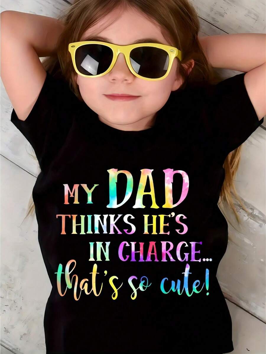 ¡Mi papá piensa que está a cargo... ¡Eso es tan lindo!'' - Camiseta de algodón divertida para niñas con texto colorido y alegre, cuello redondo cómodo y manga corta para el verano - Negro - Ver 1