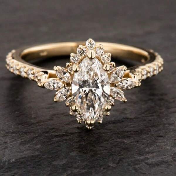 Bague de fiançailles glamour plaquée or 14 carats pour femme, sertie de cubic zirconia synthétique étincelante. Cadeau idéal pour les mariées, parfait pour les mariages et les événements officiels