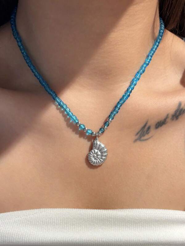 1 Collana con ciondolo a chiocciola marina in acciaio inossidabile, perline di cristallo blu, gioielli da oceano adatti per uso quotidiano, vacanze e feste per le donne