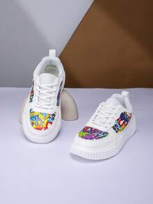 Kinderschuhe, Kinderschuhe, Kindersneaker, Mädchen Sneaker, Jungen Sneaker, modischer Graffiti-Muster weiße Schuhe, leichte, weichsohlige Schnürsenkelsschuhe aus imitiertem Super-PU-Weiß, vielseitige modische weiße Schuhe, Strandurlaubs-Lässig-Slip-On-Schuhe, Unisex-Studentenschuhe für alle Jahreszeiten