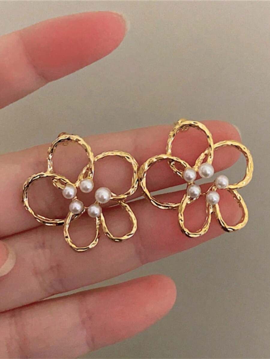 1 Pair Metal Flower Hollow With Pearl Earrings, European & American Style Personalized Fashion Ear Studs For Women And Girls, Suitable For Travel, Wedding, Party, Birthday, Christmas Gift