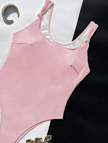 女士纯色方领连体泳衣。采用高弹亲肤面料，穿着舒适。简约方领设计，搭配宽肩带和蝴蝶结装饰，高开衩设计拉长腿部线条。亮黄色调充满活力，非常适合度假和休闲出行，打造清新活泼的海滩造型。 - 粉色 - 查看 4