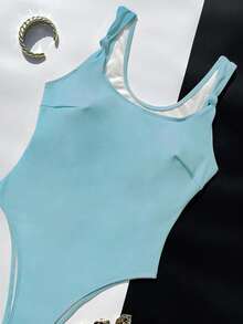 女士纯色方领连体泳衣。采用高弹亲肤面料，穿着舒适。简约方领设计，宽肩带搭配蝴蝶结装饰，高开衩设计拉长腿部线条。亮黄色调充满活力，非常适合度假和休闲出行，打造清新活泼的海滩造型。 - 藍色 - 查看 3