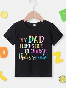 ¡Mi papá piensa que está a cargo... ¡Eso es tan lindo!'' - Camiseta de algodón divertida para niñas con texto colorido y alegre, cuello redondo cómodo y manga corta para el verano - Negro - Ver 3