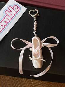 1个粉色缎面芭蕾舞鞋钥匙扣 - 优雅的芭蕾舞鞋配饰，带环扣，可用作包包挂饰、包链装饰、绳包吊坠、包包装饰、钥匙扣、包链配件、包包饰品，芭蕾舞者及爱人的婚礼回礼，女士生日礼物，节日礼物，舞蹈鞋 - 彩色 - 查看 4