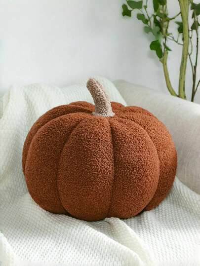南瓜枕头，柔软可爱的万圣节南瓜装饰枕头，非常适合为您的家居装饰增添节日气氛。这款南瓜枕头非常适合在卧室或沙发垫上使用，是送给家人和朋友的绝佳万圣节礼物。