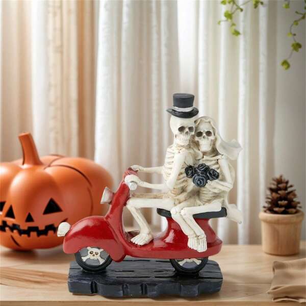 1pc Skull Biker Couple Statue Dynamic Riding Scene Halloween Shelf Display For Horror Theme Party(13*13*7cm)
