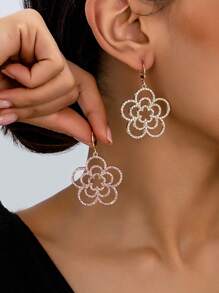 1 paire de boucles d'oreilles trèfle creuses incrustées de diamants pour femmes, luxueuses, élégantes, à la mode, convenant pour les cadeaux, les soirées, les banquets et une utilisation quotidienne