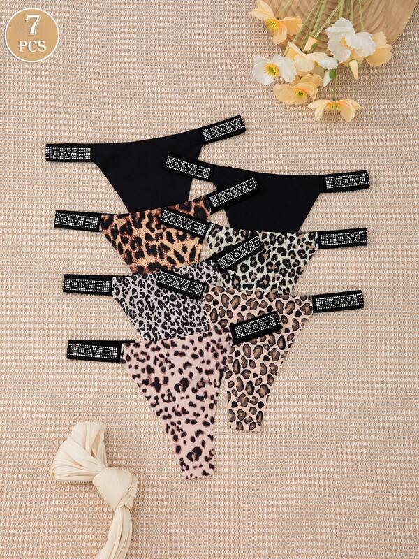 7 قطع/عبوة سراويل داخلية بوتي منخفضة الخصر، تصميم أنيق بشريط لامع بشكل حرف LOVE، موحد اللون ومطبوعة بنمط نمر، مريحة وناعمة وقابلة للتنفس