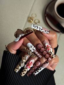 NAIO Y2K手工美甲“坏女孩风格”系列长方形按压式假指甲，内含豹纹法式指甲贴，饰有3D浮雕花朵、S形豹纹链条、银色五角星和白色蝴蝶结。专为女性和女孩设计的美甲用品，每套10件，适合派对、庆祝活动、返校季以及日常佩戴。内含美甲工具，是送给女性和女孩的绝佳礼物。
