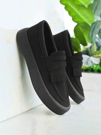 男士绒面革乐福鞋 [透气皮革鞋面]，一脚蹬休闲莫卡辛鞋，采用 2 层皮革鞋面制成，透气轻便的一脚蹬设计，适合春夏季户外散步/驾驶、办公室日常穿着