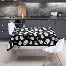 1 pieza Mantel rectangular, 145cm (57.08 pulgadas) de diámetro, 140x180cm (55.11 pulgadas x 70.86 pulgadas). Mantel de poliéster con estampado de fantasmas negros y blancos para Halloween, fondo negro con fantasmas blancos de dibujos animados y "¡BÚ!", adecuado para fiesta de Halloween, reunión de niños, decoración de restaurantes y decoración del hogar