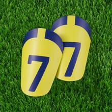 1 对 7 号图案足球护腿板 - 紧凑、轻便、弧形设计，穿着舒适，男女通用足球配件