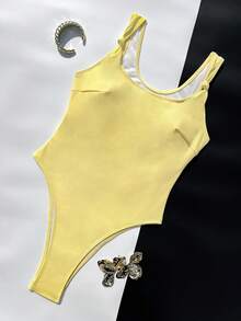 Áo tắm liền thân cổ vuông màu trơn dành cho nữ. Được làm từ chất liệu co giãn cao và thân thiện với da, mang lại cảm giác thoải mái khi mặc. Thiết kế cổ vuông đơn giản với dây đeo rộng và nơ trang trí, thiết kế cắt cao ở phần chân giúp kéo dài đôi chân. Tông màu vàng tươi sáng toát lên sức sống, rất phù hợp cho kỳ nghỉ và những buổi đi chơi thường ngày, tạo nên vẻ ngoài tươi mới và tràn đầy năng lượng trên bãi biển. Mùa hè - Màu vàng - Xem 3