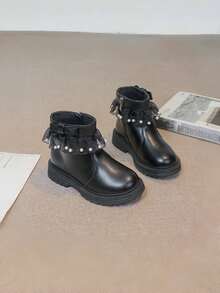 زوج من بوت الأطفال ذات الكعب المنخفض والأصابع المستديرة، مزينة بالخرز والشريط الدانتيل، من الجلد الصناعي الدافئ، بطراز أميرة حلو، مناسبة للاستخدام اليومي والحفلات والعطلات