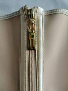 Cinta modeladora feminina de cintura com zíper e botões de pressão, feita de látex.