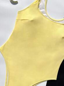 Áo tắm liền thân cổ vuông màu trơn dành cho nữ. Được làm từ chất liệu co giãn cao và thân thiện với da, mang lại cảm giác thoải mái khi mặc. Thiết kế cổ vuông đơn giản với dây đeo rộng và nơ trang trí, thiết kế cắt cao ở phần chân giúp kéo dài đôi chân. Tông màu vàng tươi sáng toát lên sức sống, rất phù hợp cho kỳ nghỉ và những buổi đi chơi thường ngày, tạo nên vẻ ngoài tươi mới và tràn đầy năng lượng trên bãi biển. Mùa hè - Màu vàng - Xem 4