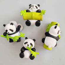 5 Stück/3 Stück/2 Stück/1 Stück Cartoon 3D realistischer Panda Kühlschrankmagnet, kreative Heimdekoration, Figuren, Tierverzierungen, Sammlerstücke, Basteleien, Reiseandenken, süße Magnetaufkleber, ovaler Kunststoff mit Magneten, geeignet für Kühlschrank, Auto oder Heimdekoration lebensechte Panda Kühlschrankmagnete, kreative Heimdekoration, Reiseandenken, süße Magnetaufkleber, Panda Dekoration, Verzierungen, Heimdekoration, Geschenke für Familie und Freunde, Partyzubehör, kleine Geschenke