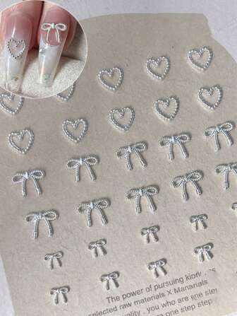 50 件迷你蝴蝶结心形指甲饰物，小巧蝴蝶结饰物，适合自然短指甲脚趾甲春夏仙女指甲，银色金属合金心形指甲饰物，可用于化妆眼部宝石，蝴蝶结可用于手工制作