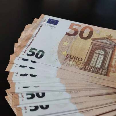 Un conjunto de 3cm*1.5cm Versión mini de réplica de billetes de 50 euros, réplicas de billetes de diferentes denominaciones (5/10/20/50 euros) como props de entretenimiento, decoración de Año Nuevo, regalos de San Valentín, regalos de festivales, props de papel para películas y televisión, props de rodaje. Los props de papel de euros son la mejor opción para mostrar riqueza.