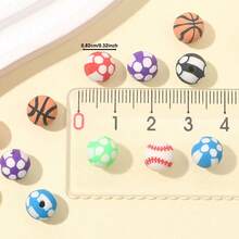 多色软陶瓷球形珠子、运动主题珠子及珠子组合、篮球、足球、棒球形状隔珠、聚合物粘土珠子，用于DIY夏季度假海滩脚链、手链、耳环、钥匙扣、背包链、友谊链、手机链、婚礼派对、毕业季、开学季、珠宝制作配件