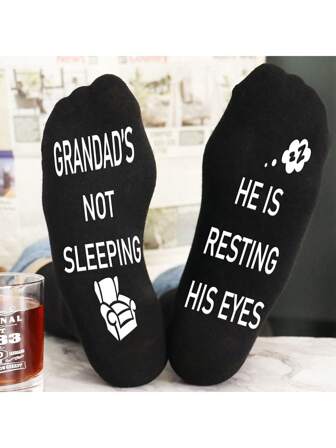 1 par svarta herrstrumpor till mitten av vaden med bokstäver och prickar, rolig present till män/tonåringar till jul, fars dag, födelsedag, höst