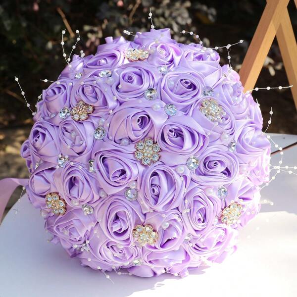 1 Buquê de Noiva de Casamento de Moda com Flor Manuseada Lilás Claro com Laço de Cristal de Contas e Fita de Cetim Rosa, Buquê de Flor Eterna de Tecido para Dama de Honra, Buquê de Rosas de Igreja para Casamento W0630F