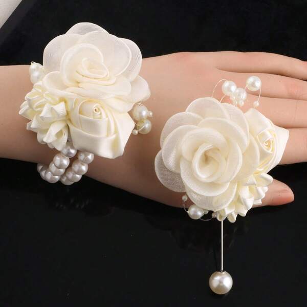Conjunto de Corsage de Pulso + Bottonière, Corsage de Pulso com Camelia Marfim Simulada e Rosa de Cetim Combinando, Bottonière Elegante de Noivo e Padrinhos Enfei