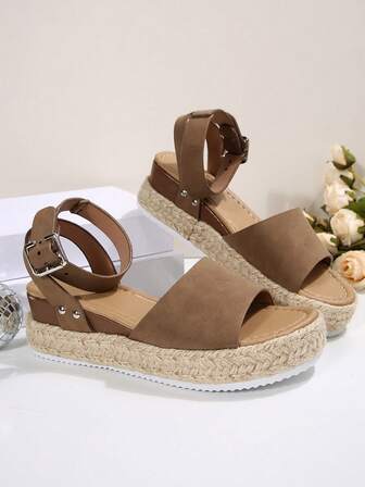 Moderiktiga, casual sandaler med halm och läderspänne, öppen tå, korsande rep, vävd enfärgad metallplatta, bältesspänne, vävda sidor, lämplig för semester och pendling, mångsidiga klassiska fransar, fotledsrem med tjock sula, plattformsandaler i brunt läder