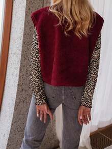 Cárdigan informal de mujer con botones y sin mangas de un solo color