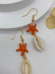 1 paire de boucles d'oreilles avec pendentif étoile de mer et coquillage, simples et à la mode dans un style plage. Convient pour un port quotidien, les vacances et en tant que cadeau pour les femmes