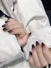 24 pièces Faux ongles dégradés brillants à couverture complète, courts et arrondis, avec autocollant de colle. Ongles à clipser pour femmes et filles (noir). Ongles à presser, fournitures pour ongles - Noir - Voir 2