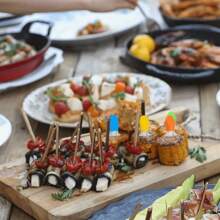 2 Stück zufällige Farbe Edelstahl Maishalter - Ineinandergreifendes Design, praktisch zum Grillen und Kochen Zuhause, Maiskolbenhalter, Edelstahl, Maisröstgabeln, geeignet für Haushaltszubereitung, Partys, Camping